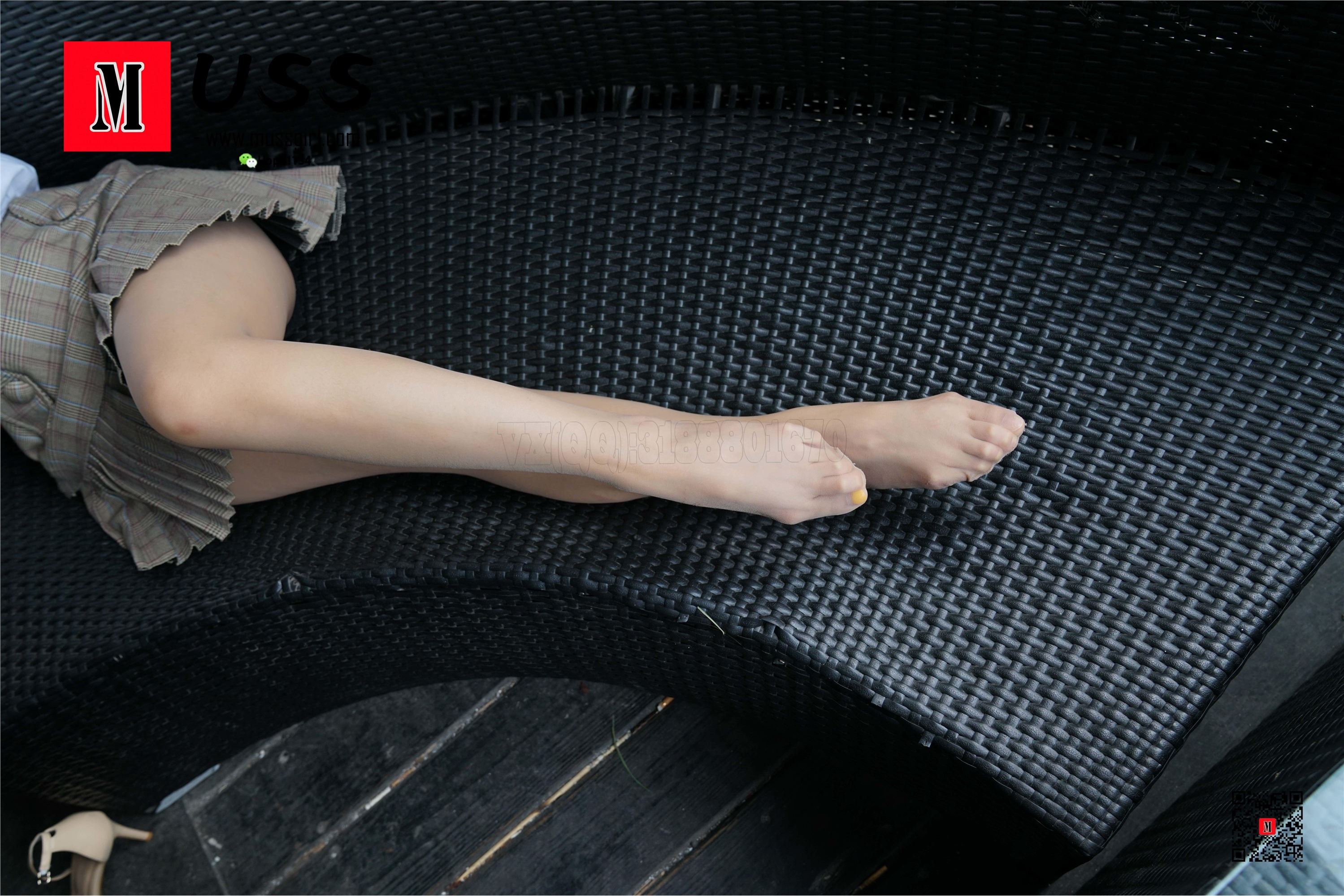 MussGirl慕丝女郎  NO.008 拍过模特的美足，那化妆师璐璐的呢？